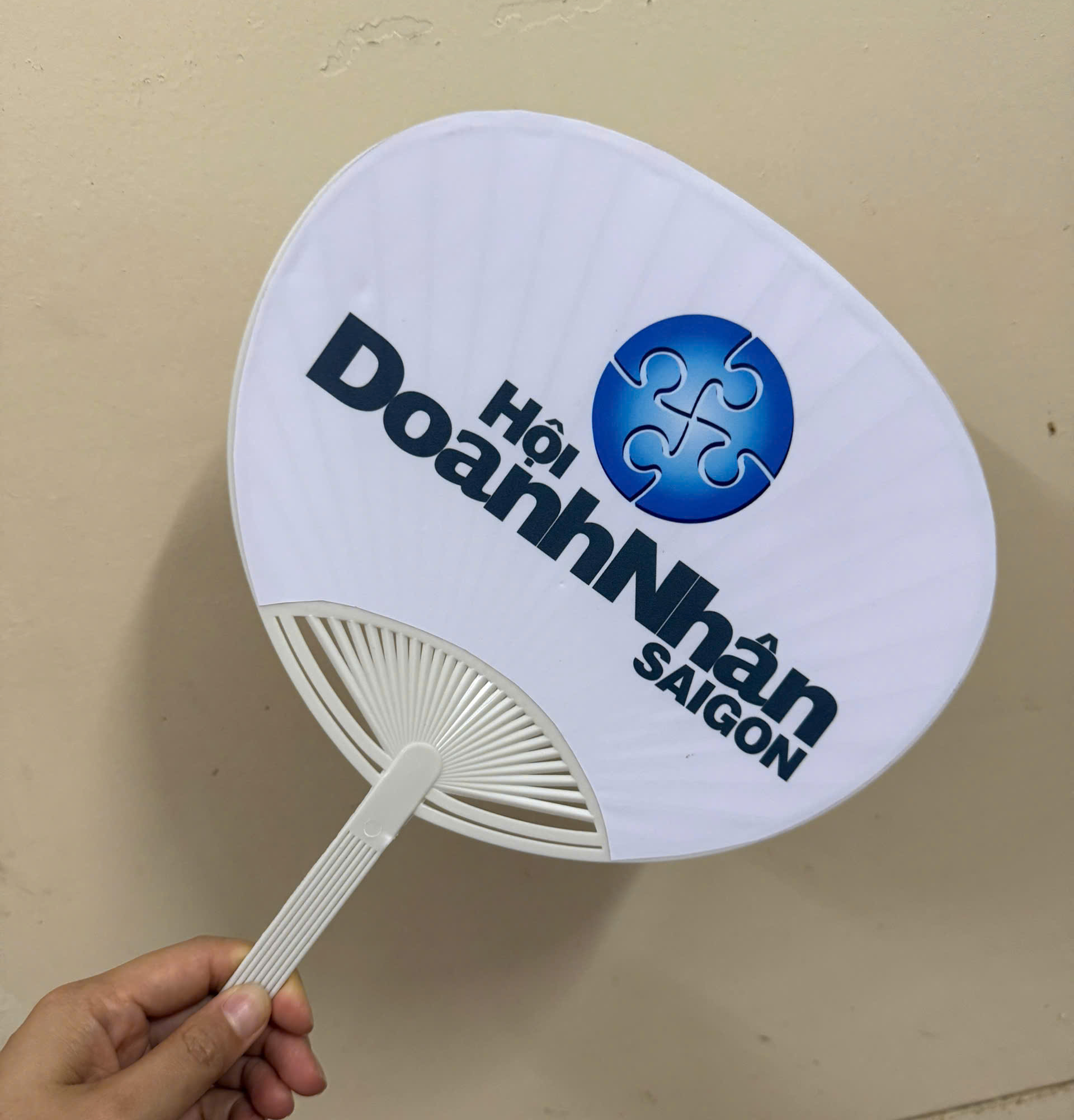 Quạt nhựa cầm tay dáng tròn